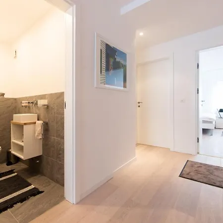 Lejlighed Lejlighed I Uferweg Område På 97 M². Soveværelser: 2. Private Badeværelser: 2. *